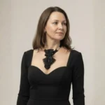 AI sugeneruota produkto nuotrauka ant modelio – juoda elegantiška peteliškė